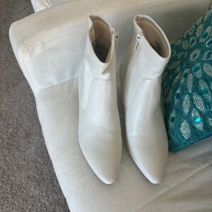 SUPER CUTE WHITE ANKLE BOOTS